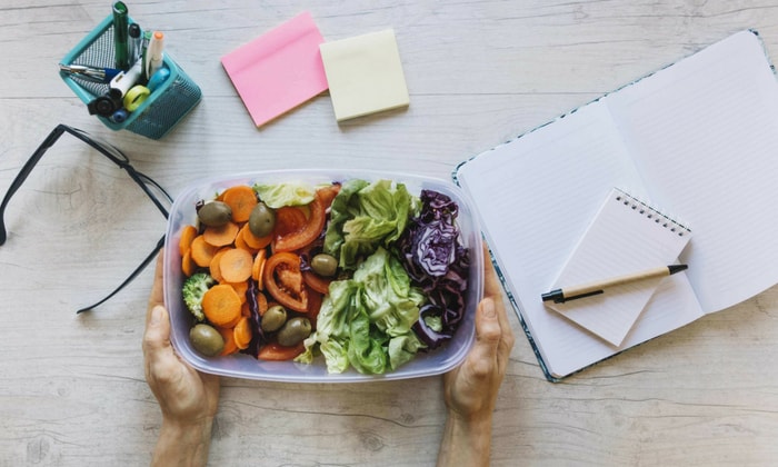 แพ็คสลัดใส่กล่อง ไปกินมื้อกลางวันให้คงความสดใหม่ได้นานๆ