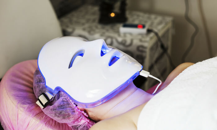 แสงสีฟ้ารักษาสิว ทำงานอย่างไร และข้อควรระวัง