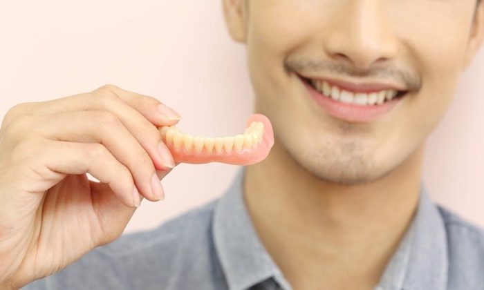ฟันปลอม กับเรื่องที่คุณควรใส่ใจ และวิธีการดูแลอย่างถูกวิธี