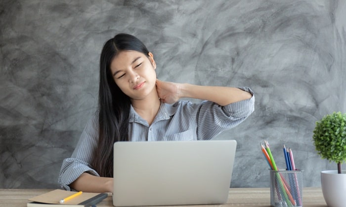 ปวดคอและไหล่ จากการทำงานหน้าจอตลอดวัน เมื่อเลี่ยงไม่ได้ก็ต้องรับมือให้ดี