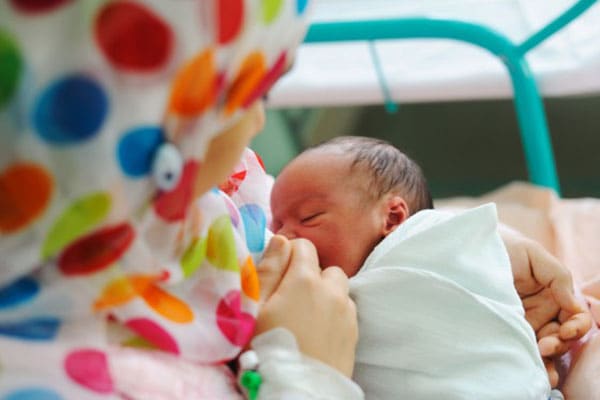 การเลี้ยงลูกด้วยนมแม่ ทำได้อย่างไร และประโยชน์ของนมแม่