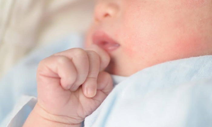 ลูกเป็นผื่น ผิวสาก ๆ อาการและวิธีดูแลที่ควรรู้