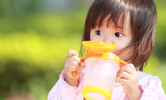 วิธีการฝึกให้ลูกดื่มน้ำจากแก้ว