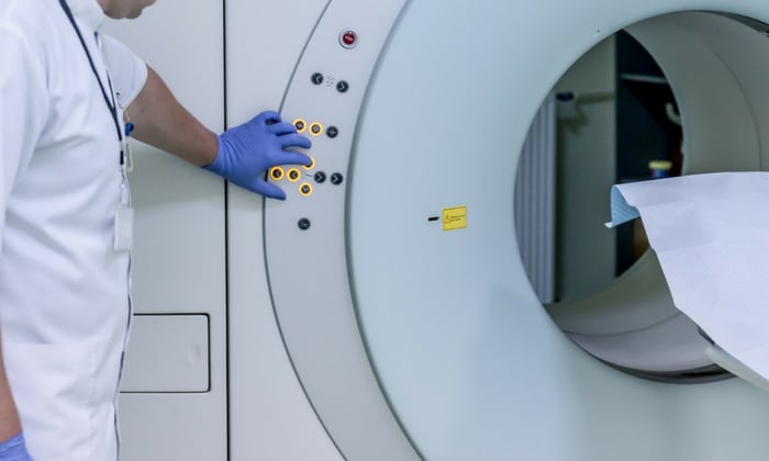 เอ็มอาร์ไอ หรือเครื่องสร้างภาพด้วยแม่เหล็กไฟฟ้า (Magnetic resonance imaging - MRI)