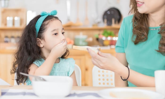 ลูกไม่กินข้าว สาเหตุ และวิธีการฝึกให้ลูกกินข้าว