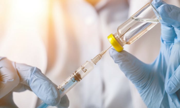 วัคซีนป้องกันงูสวัด เหมาะสำหรับใคร ฉีดแล้วเกิดผลข้างเคียงอะไรบ้าง