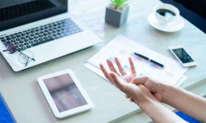 นิ้วล็อค โรคยอดฮิตของคนยุคนี้ กับหลากหลายวิธีรักษา