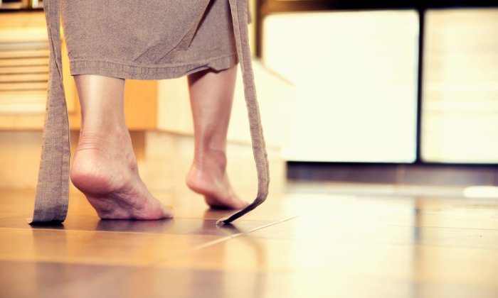 ส้นเท้าแตก เท้าแห้ง สาเหตุและการดูแล