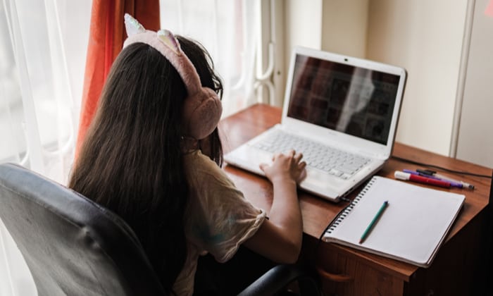 หูฟัง เป็นอันตรายต่อเด็กและวัยรุ่นได้อย่างไร