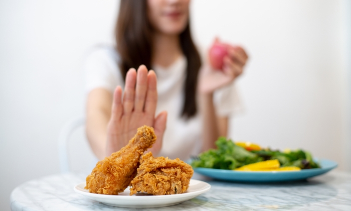 อาหารสำหรับกรดไหลย้อน ควรกินอะไร เลี่ยงอะไร และบรรเทาอาการยังไงได้บ้าง