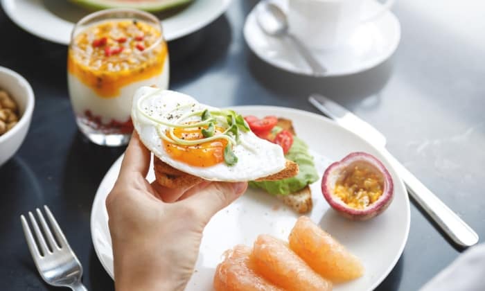 อาหารเช้า ทำไมจึงเป็นมื้อสำคัญที่สุด และอาหารเช้าแบบไหนดีที่สุด?