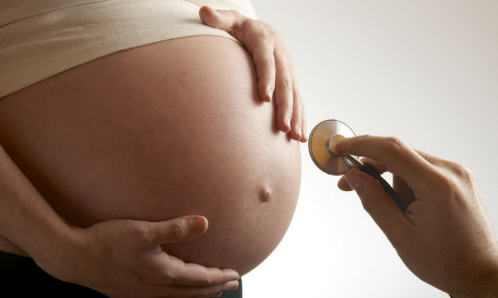 น้ำคร่ำน้อย คือ อะไร อาการ ปัจจัยเสี่ยง และการรักษา