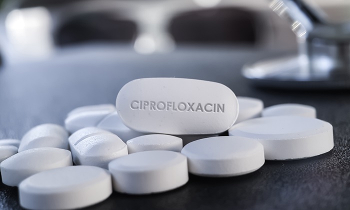 ไซโปรฟลอกซาซิน (Ciprofloxacin)