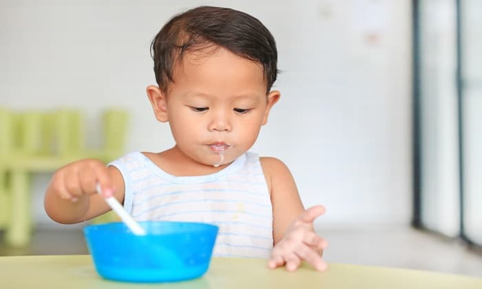 ฝึกลูกกินข้าวเอง เคล็ดลับง่าย ๆ ที่พ่อแม่ควรใส่ใจตั้งแต่ขวบปีแรก