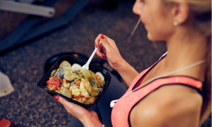 กินก่อนหรือหลังออกกำลังกาย กินเวลาไหนได้ประโยชน์กว่ากัน?