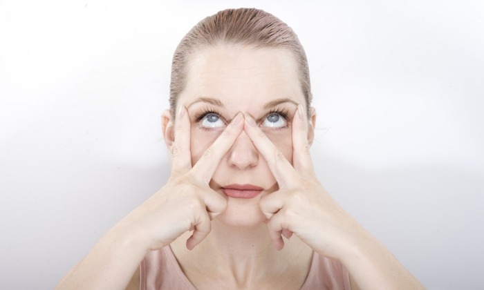 มาทำท่า บริหารใบหน้า ลดเลือนริ้วรอยรอบดวงตา กันเถอะ