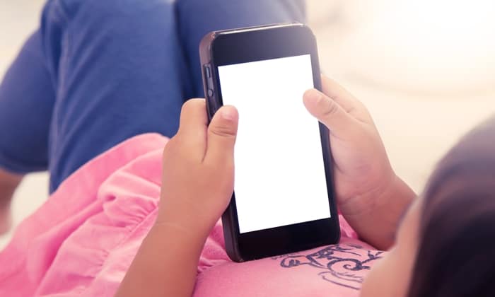 เด็กใช้เวลาอยู่หน้าจอ มากเกินไป ส่งผลต่อสุขภาพอย่างไรบ้าง