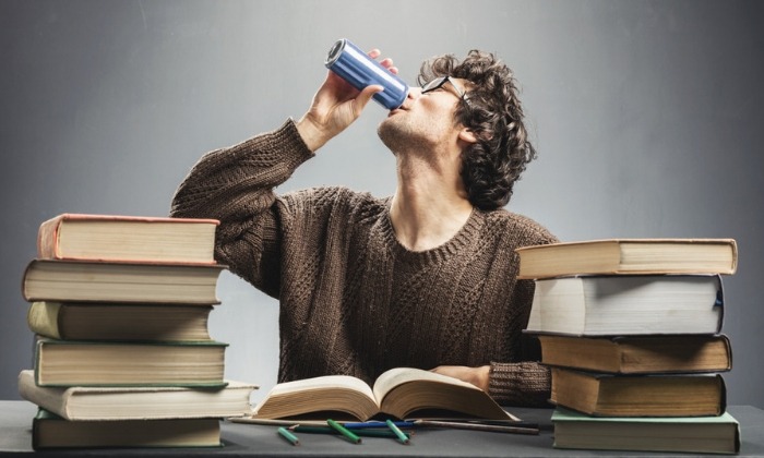 เครื่องดื่มชูกำลัง ส่งผลต่อสุขภาพอย่างไรบ้าง? มาทำความรู้จักกันก่อนที่จะดื่ม!