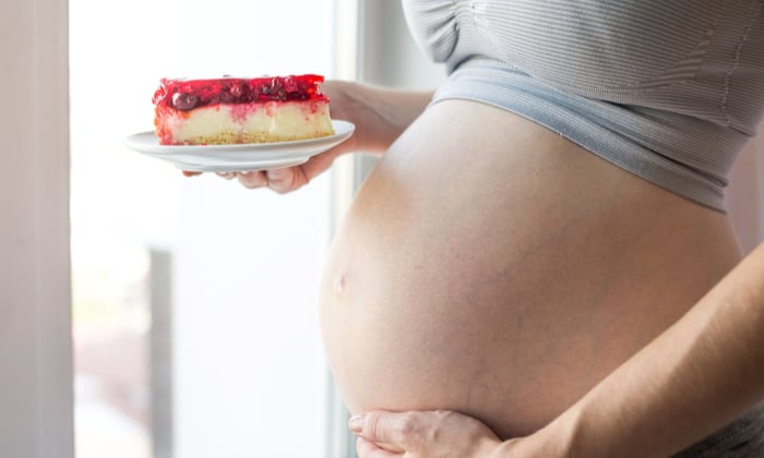 คุณแม่ตั้งครรภ์กินน้ำตาลเยอะเกินไป ส่งผลอย่างไรบ้าง