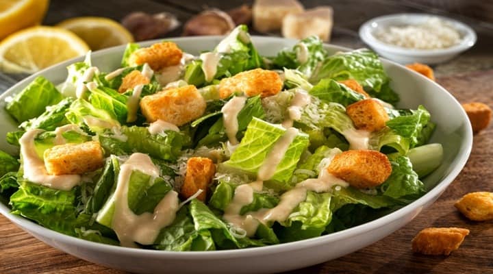 เลือกผิดชีวิตเปลี่ยน! สิ่งที่ควรเลี่ยงหากอยากกิน สลัด แล้วสุขภาพดีจริง