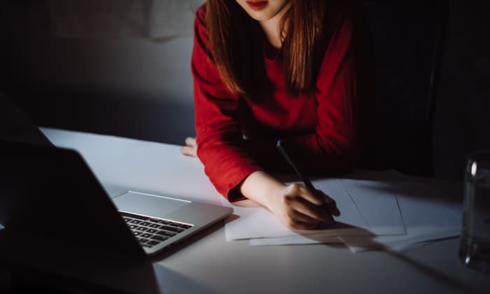 ผู้หญิงทำงานหนัก มากกว่า 11 ชั่วโมงต่อวัน อาจเสี่ยงเป็นโรคซึมเศร้าโดยไม่รู้ตัว