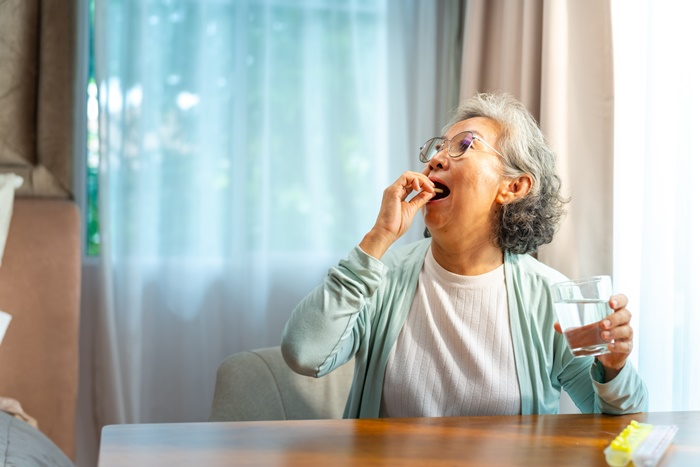 ผู้สูงอายุ จำเป็นต้องกินวิตามิน หรืออาหารเสริม หรือไม่