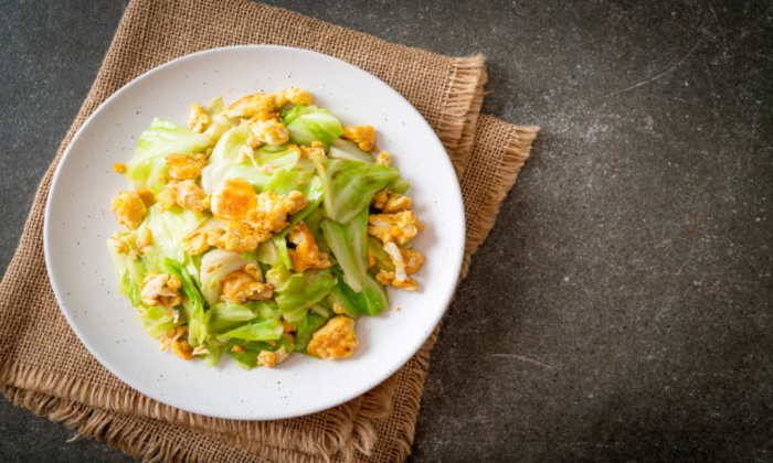 สูตร กะหล่ำปลีผัดน้ำปลา และประโยชน์ต่อสุขภาพ