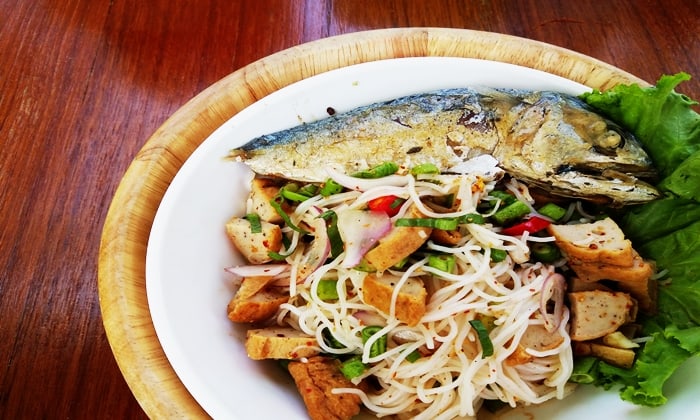 สูตรยำขนมจีนปลาทูทอด เมนูยำแซ่บ ๆ ได้ประโยชน์ต่อสุขภาพ