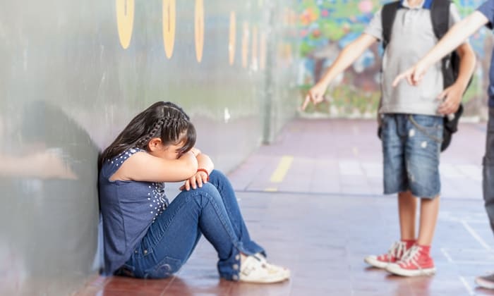 ลูกโดนแกล้ง คุณพ่อคุณแม่ควรรับมืออย่างไร