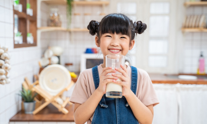 ดื่มนมตอนเช้า มีประโยชน์ต่อสุขภาพเด็กอย่างไรบ้าง