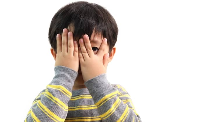 ไม่กล้าแสดงออก อาการขี้อายของลูกน้อยจะเสริมสร้างความมั่นใจอย่างไรดี