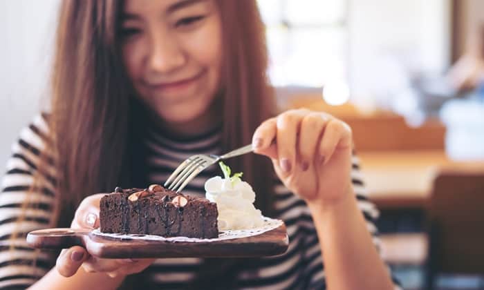 เครียดแล้วอยากกินของหวาน เกิดจากสาเหตุใดกันแน่นะ