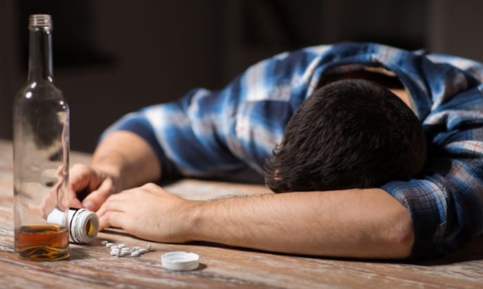 ยาคลายกล้ามเนื้อ แอลกอฮอล์ ส่วนผสมอันตราย ที่ห้ามรับประทานพร้อมกัน เด็ดขาด!