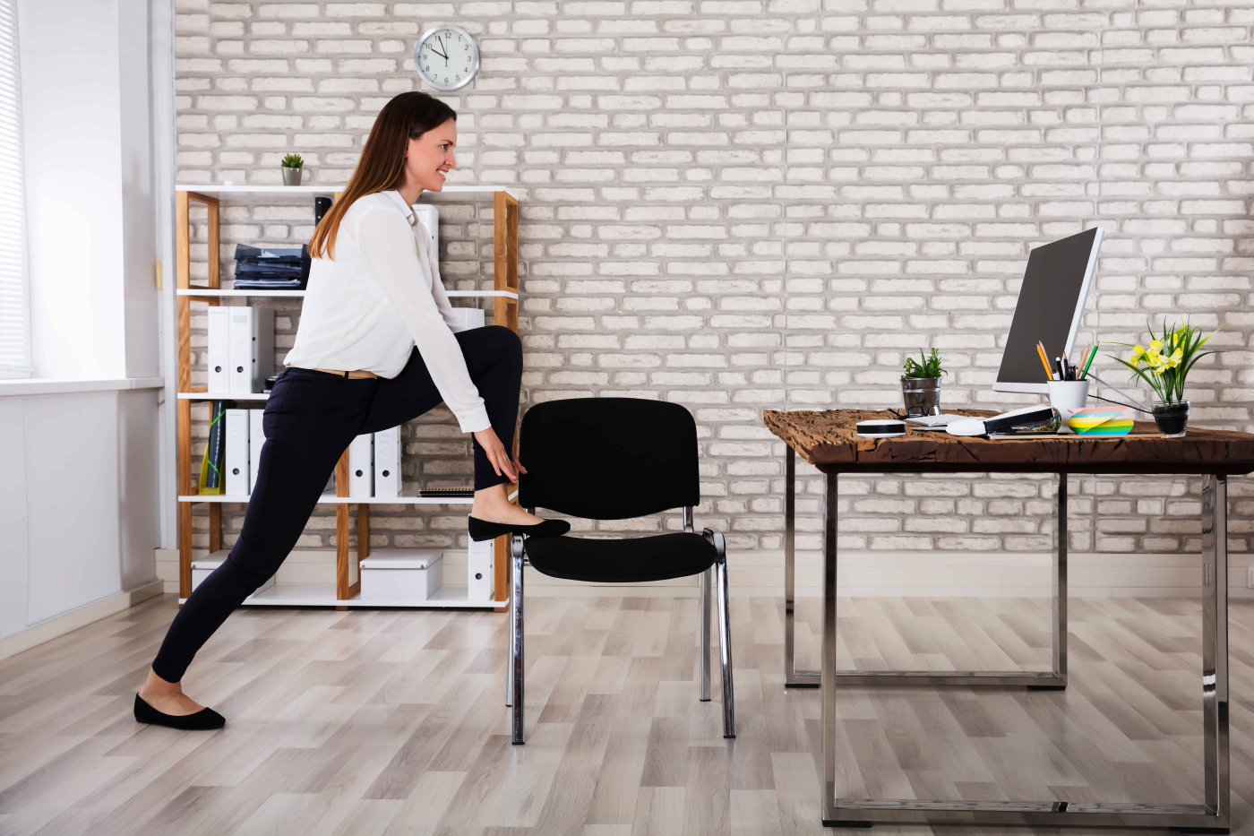 วิธีลดต้นขา แบบฉบับสาวออฟฟิศ นั่งทำงานอยู่ก็ขาเรียวขึ้นได้
