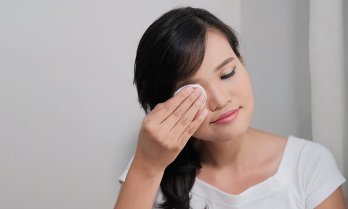 5 อันตรายต่อสุขภาพดวงตา เมื่อคุณ ทำความสะอาดเครื่องสำอางรอบดวงตา ออกไม่หมด