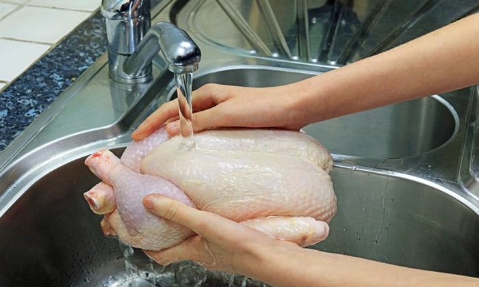 รู้ไหม? ล้างไก่สดก่อนทำอาหาร ยิ่งเสี่ยงปนเปื้อนเชื้อโรค อาหารเป็นพิษ