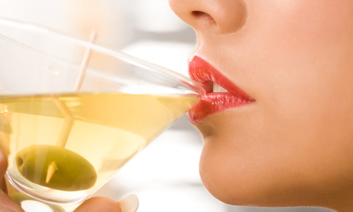 สายดื่มควรรู้ แอลกอฮอล์ส่งผลต่อสุขภาพช่องปาก อย่างไรบ้าง