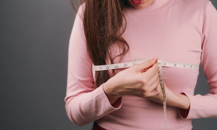 หน้าอกไม่เท่ากัน ทำให้สาว ๆ เสี่ยงเป็นมะเร็งเต้านมหรือไม่