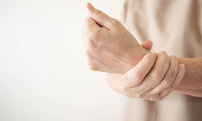 โรคกดทับเส้นประสาทในโพรงข้อมือ ภัยเงียบที่คนนอนดิ้นควรระวัง