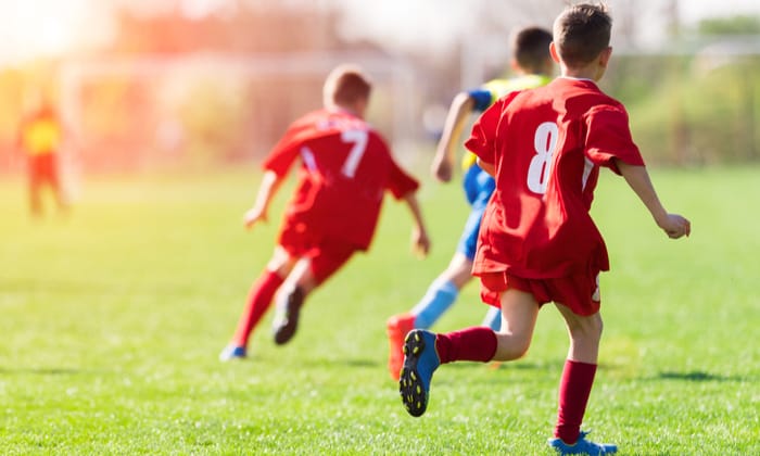 ลูกเล่นกีฬา พ่อแม่จะป้องกันอย่างไรให้ลูกห่างไกลจากอาการบาดเจ็บ