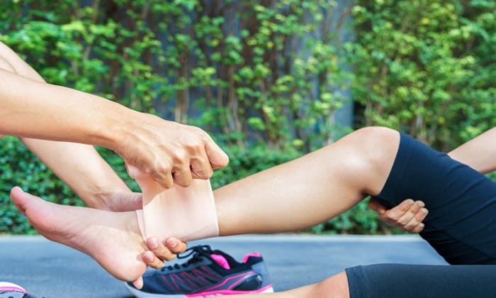 ข้อเท้าพลิก ทําไงหายเร็ว แล้วนานแค่ไหนจะออกกำลังกายได้