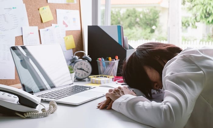 ง่วงเกินทน ผล็อยหลับแบบควบคุมตัวเองไม่ได้ คุณอาจเป็น โรคลมหลับ หรือภาวะง่วงเกิน