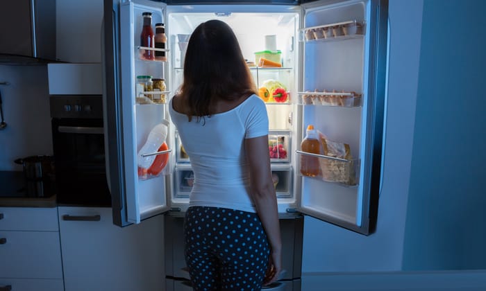 หิวตอนกลางคืนบ่อยมากจนผิดปกติ หรือคุณจะเป็น โรคหิวตอนดึก (Night Eating Syndrome)