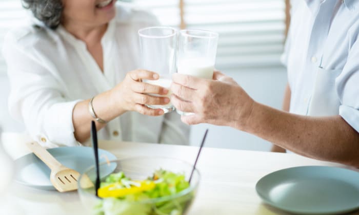 กินแคลเซียมเสริมในผู้สูงอายุ จำเป็นจริงหรือเปล่า?