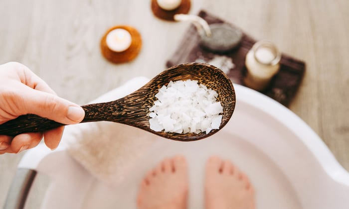 ประโยชน์ของการแช่เท้า ด้วย ดีเกลือฝรั่ง สปาเท้าง่ายๆ ที่คุณก็ทำได้