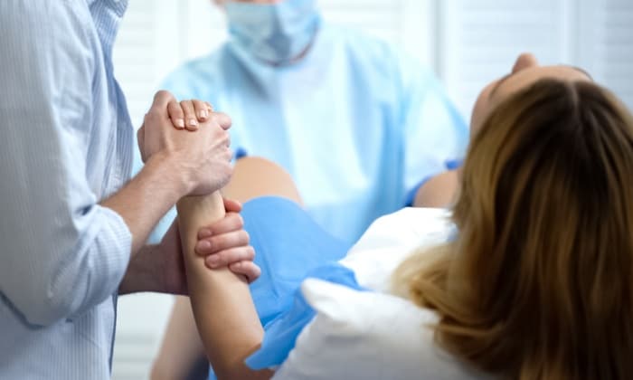 คลอดธรรมชาติหรือผ่าคลอด มีข้อดีข้อเสียอย่างไร เลือกวิธีไหนดีกว่ากัน