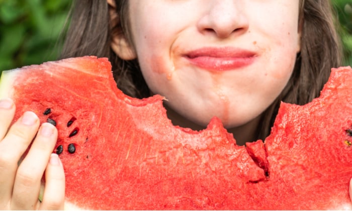 6 ประโยชน์ของแตงโม ผลไม้สีแดงหวานฉ่ำ ที่รับประทานเมื่อไหร่ก็ชื่นใจ