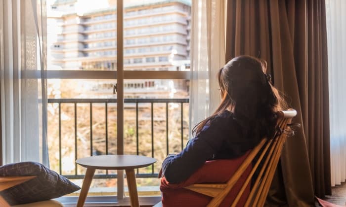 การอยู่คนเดียว จะเพิ่มความเสี่ยงต่อ ภาวะซึมเศร้าหรือไม่