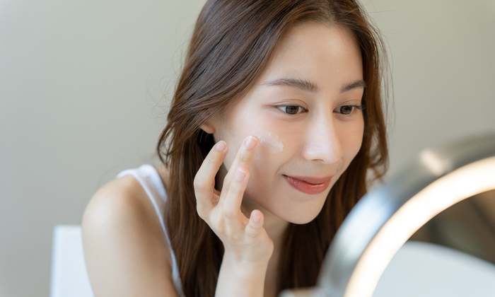 3 วิธีในการลดรอยแดงจากสิว