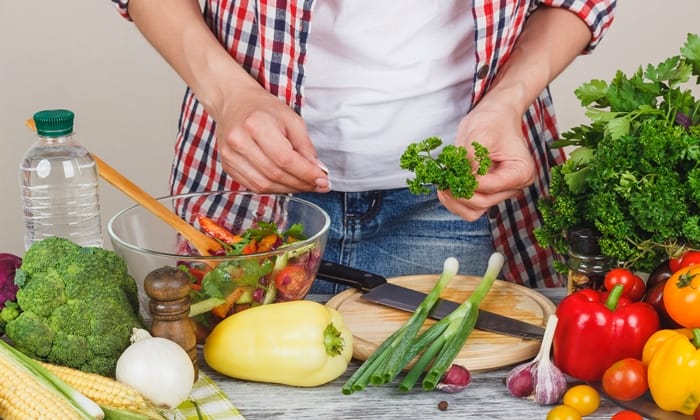 มือใหม่หัดเข้าครัว ทำอาหารกินเอง ยังไง ถึงจะเฮลตี้ ดีต่อสุขภาพสุดๆ